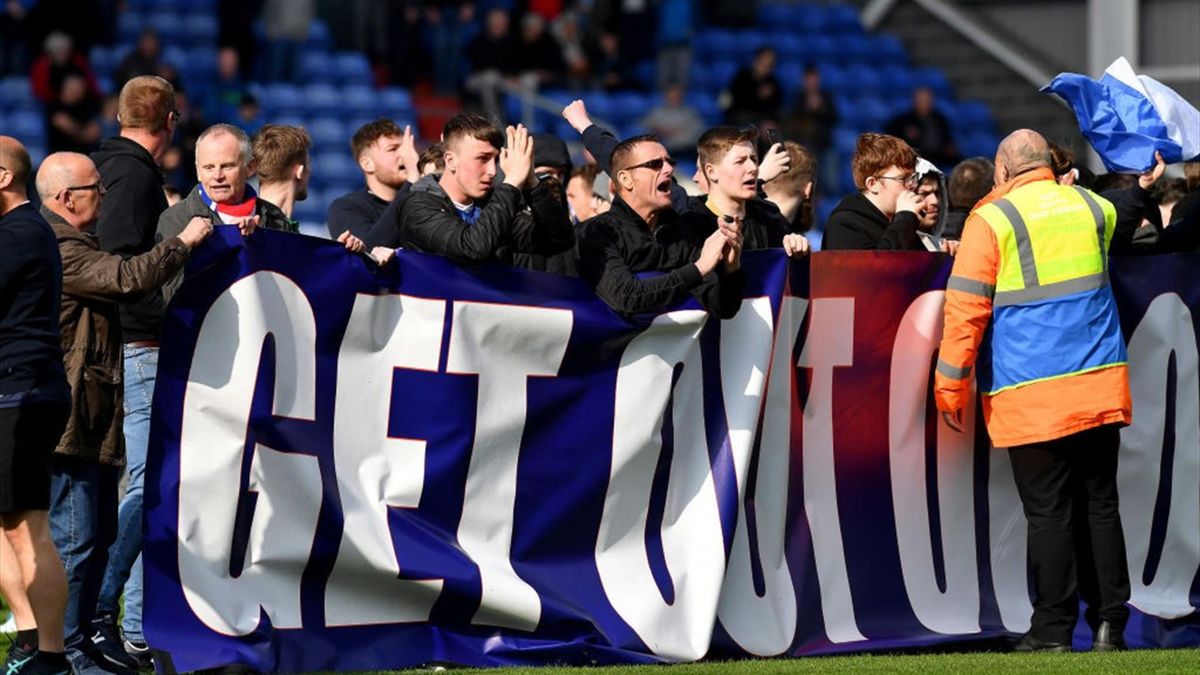Suporterii lui Oldham au protestat în timpul meciului cu Salford