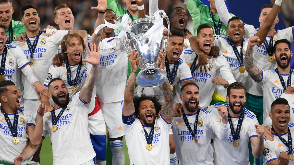 Kapitän Marcelo und die Spieler von Real Madrid feiern den Champions-League-Sieg