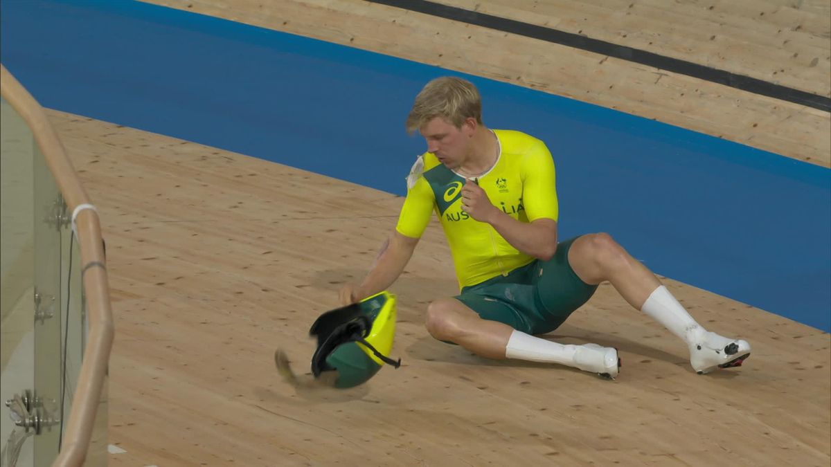 Tokyo 2020 Track Cycling: Alex Porter has a nasty fall after his handlebars detach in the middle of the men's team pursuit