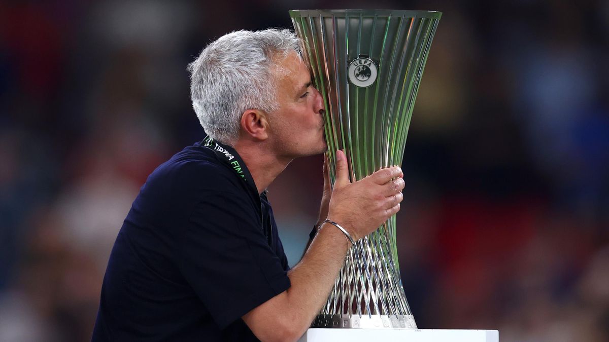 José Mourinho embrasse la Conference League