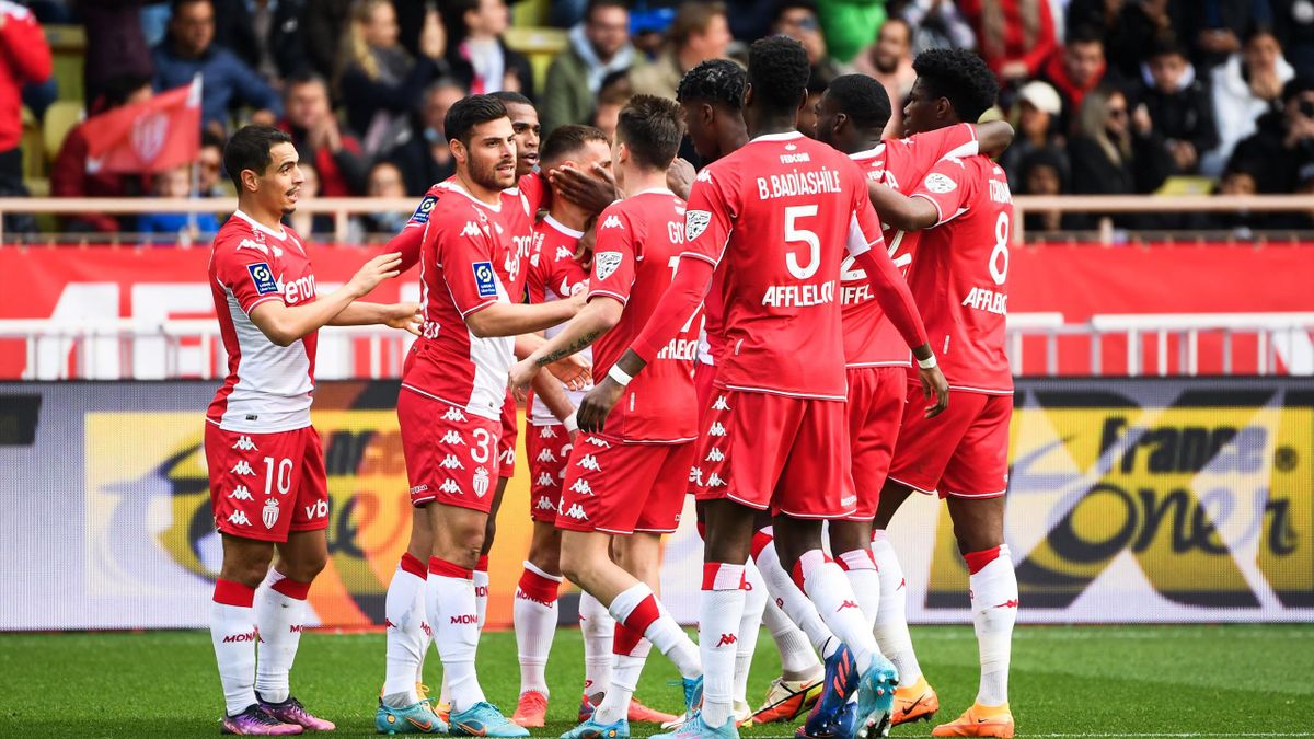 Monaco's German forward Kevin Volland (2L) celebrates with teammates after scoring the second goal during the French L1 football match between AS Monaco and Paris Saint Germain (PSG) at the Louis II Stadium (Stade Louis II) in the Principality of Monaco