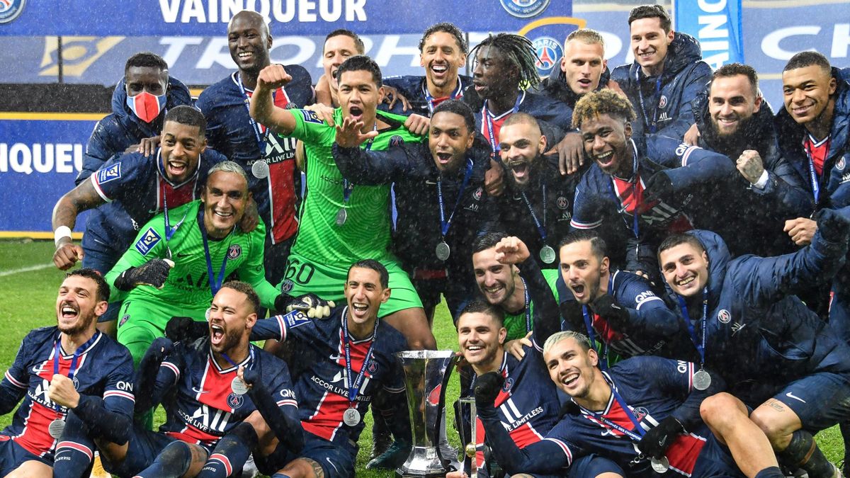 Paris Saint-Germain's players celebrates with the trophy after winning the French Champions Trophy (Trophee des Champions) football match between Paris Saint-Germain (PSG) and Marseille (OM) at the Bollaert-Delelis Stadium