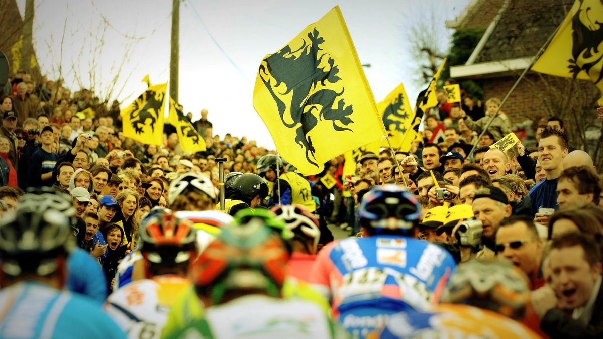 La foule, massive, compacte et passionnée, les drapeaux jaune et noir... Bienvenue au Tour des Flandres.