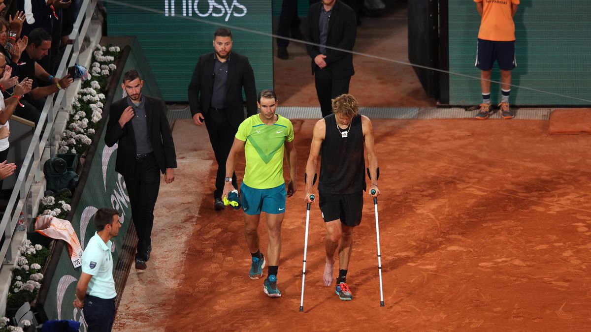 Rafael Nadal accompagne Alexander Zverev qui va déclarer forfait après sa lourde chute en demi-finale