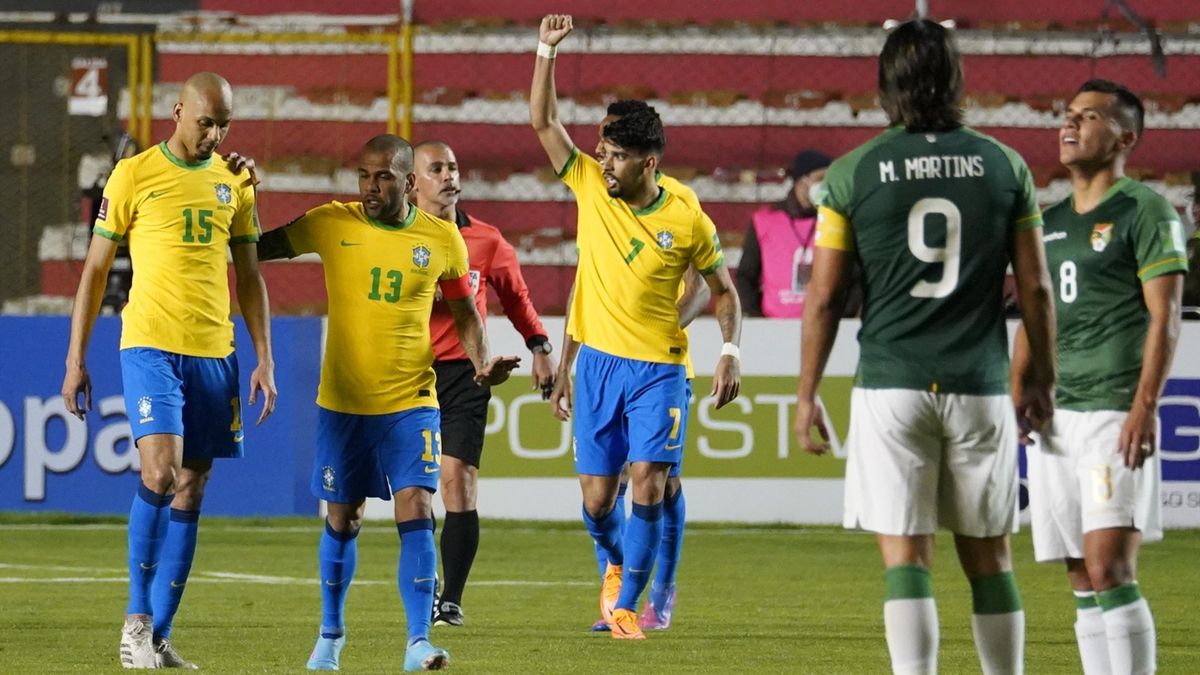 Paqueta, Dani Alves, Fabinho célèbrent avce le Brésil contre la Bolivie