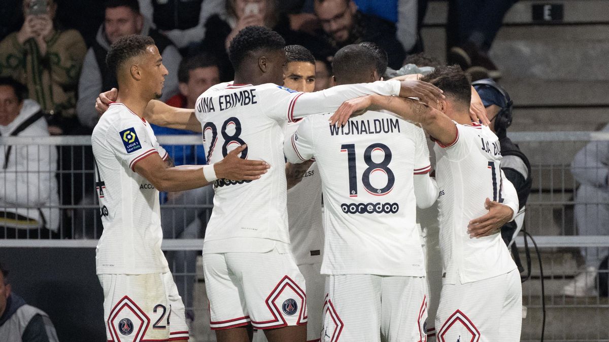 PSG's players celebrate after scoring their first team's goal during the French L1 football match between Angers SCO and Paris Saint-Germain