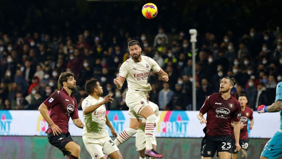 Giroud in azione durante Salernitana-Milan - Serie A 2021/2022