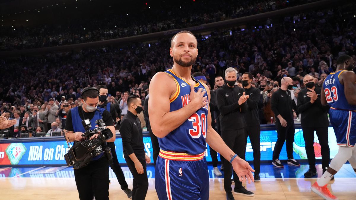 Stephen Curry après le match entre les Warriors et les Knicks en décembre 2021, au Madison Sqauare Garden, théâtre de son record de trois points marqués en saison régulière.