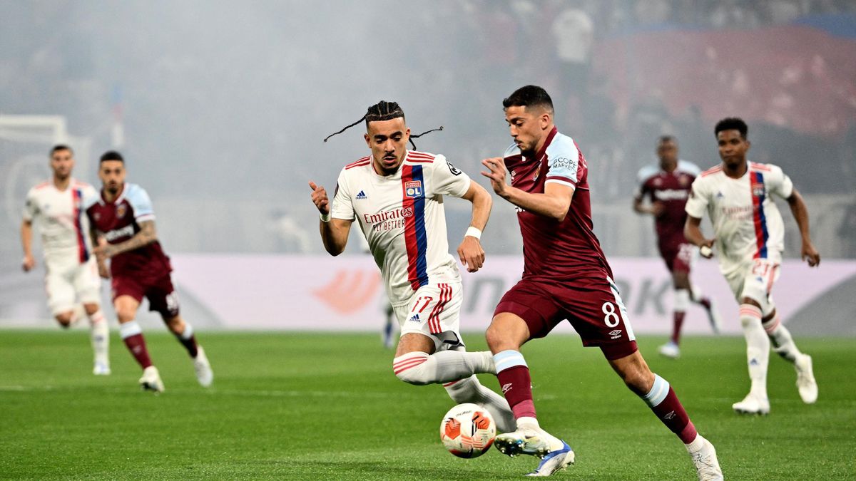West Ham United's Spanish midfielder Pablo Fornals (R) fights for the ball with Lyon's French defender Malo Gusto during the UEFA Europa League quarter-final second-leg football match between Olympique Lyonnais
