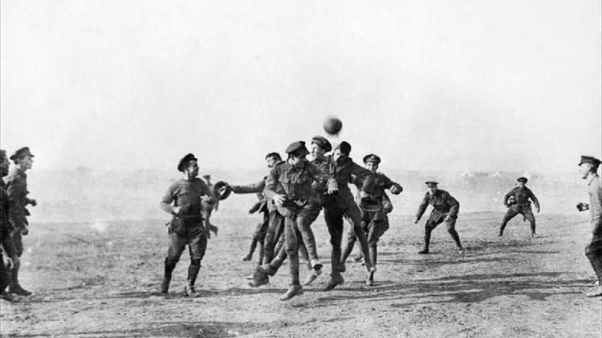 25 decembrie 1914. Ziua în care soldații au jucat fotbal în Primul Război Mondial
