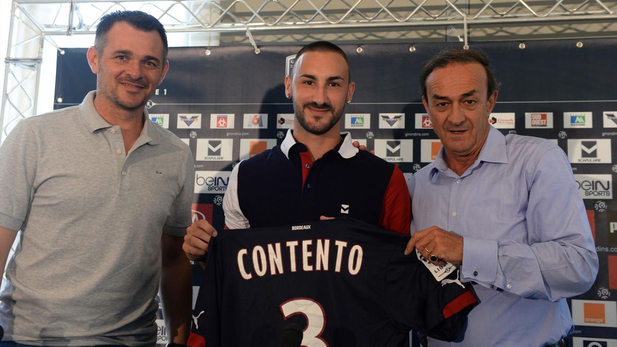 Diego Contento, le nouveau latéral gauche de Bordeaux, entouré de son entraîneur Willy Sagnol (à gauche) et de son président Jean-Louis Triaud.