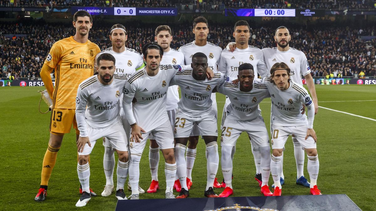 Players of Real Madrid pose for a team photo during the UEFA Champions League round of 16 first leg match between Real Madrid and Manchester City
