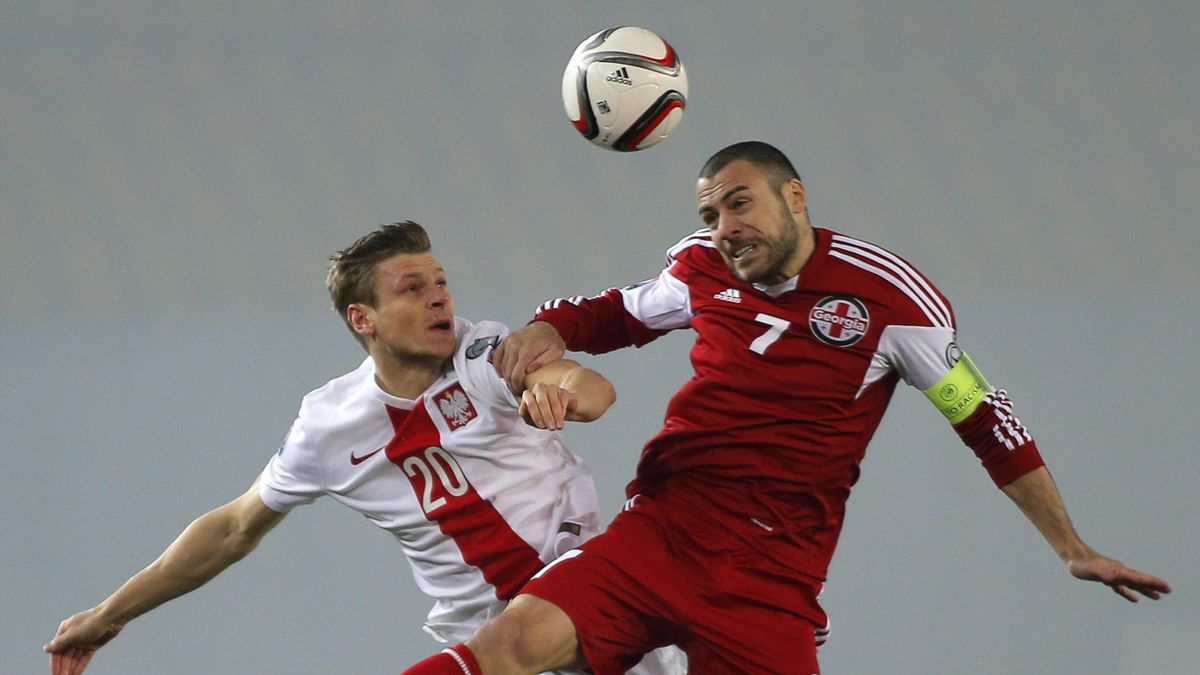 Georgia's Jaba Kankava (R) goes for a header with Poland's Lukasz Piszczek during their Euro 2016 Group D qualifying soccer match in Tbilisi, November 14, 2014 (Reuters)