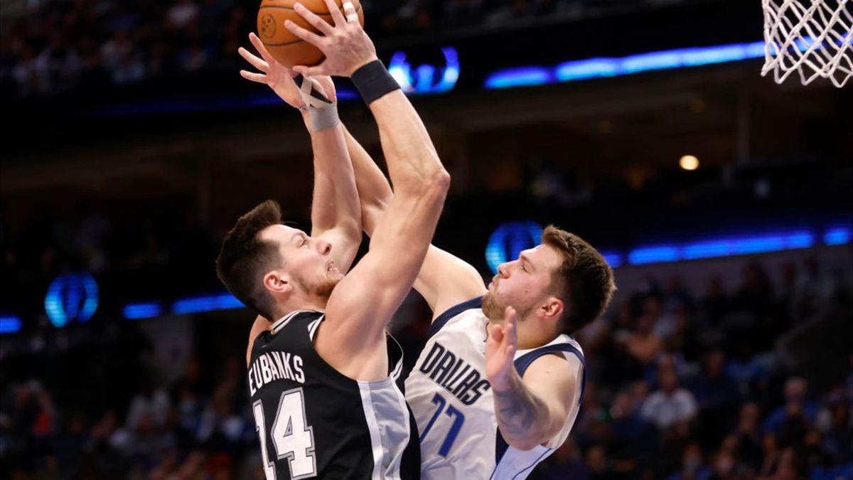 Luka Doncic y Drew Eubanks