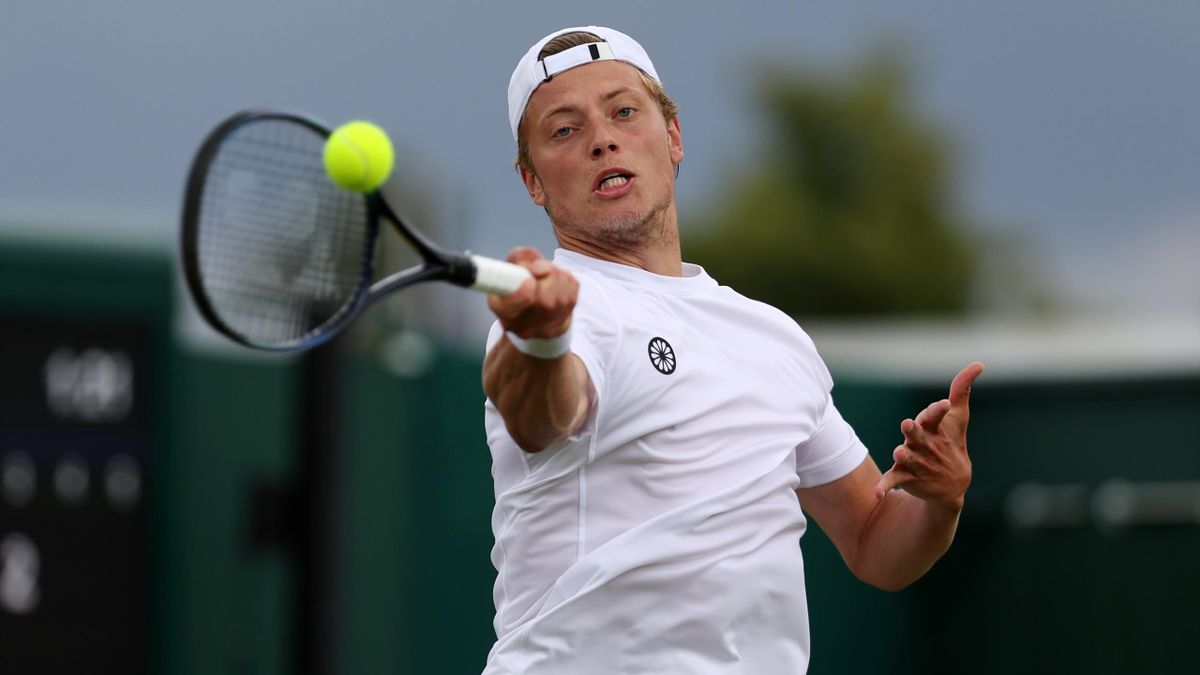 Tim van Rijthoven in actie op Wimbledon.