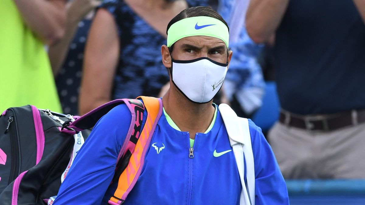 Rafael Nadal, con mascarilla: el tenista español confirma que es positivo en coronavirus tras jugar en Kuwait y Abu Dabi