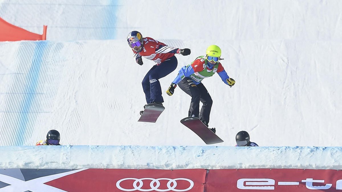 Czech Republic's Eva Samkova (L) and Italy's Michela Moioli compete in the women's snowboard finals