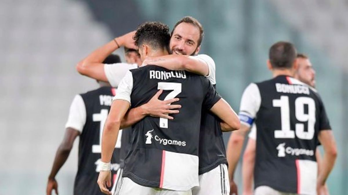 Cristiano Ronaldo célèbre son but avec Gonzalo Higuain lors de Juventus - Sampdoria en Serie A le 26 juillet 2020