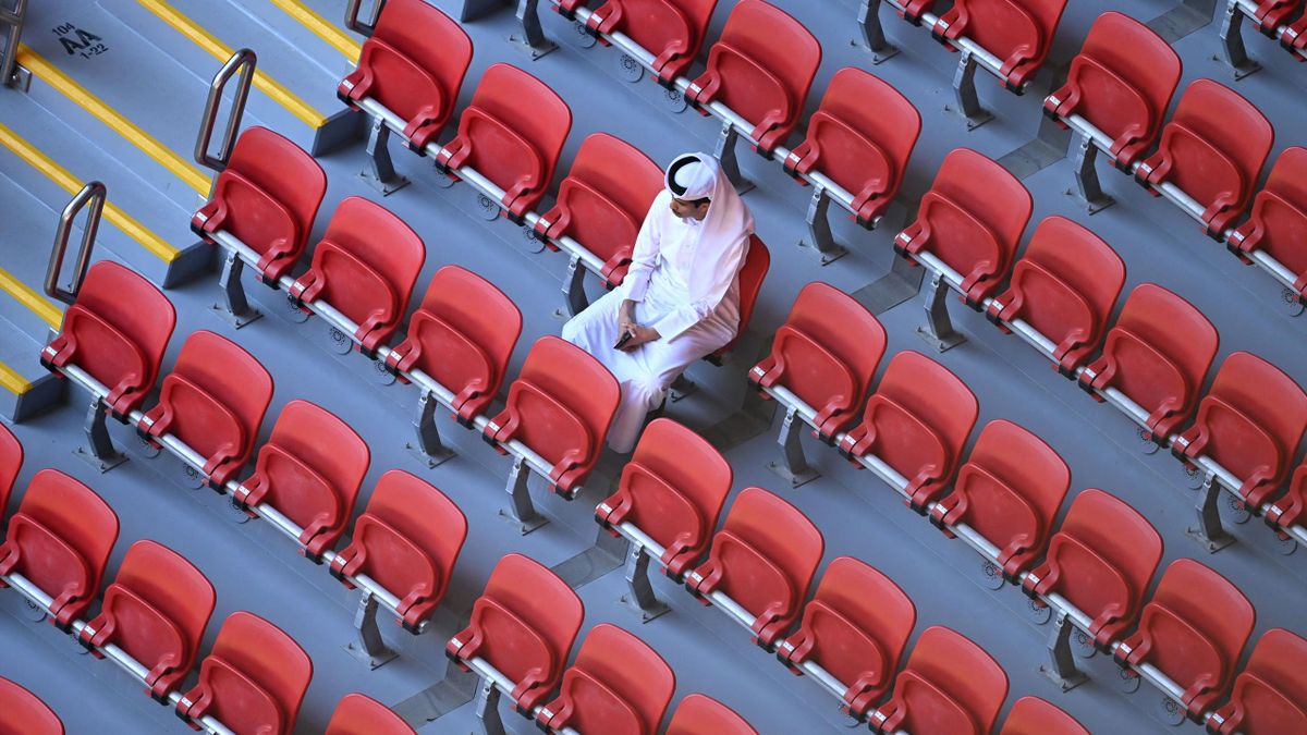 Magányos néző a lelátón a katari világbajnokságon a Marokkó-Horvátország mérkőzés előtt