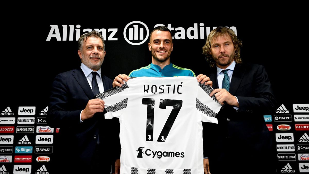 Kostic presentato alla Juventus, foto con Nedved e Cherubini