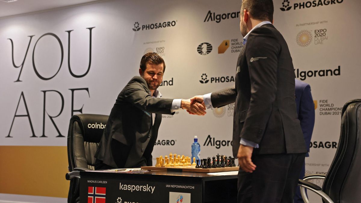 Magnus Carlsen (l.) bleibt Schach-Weltmeister