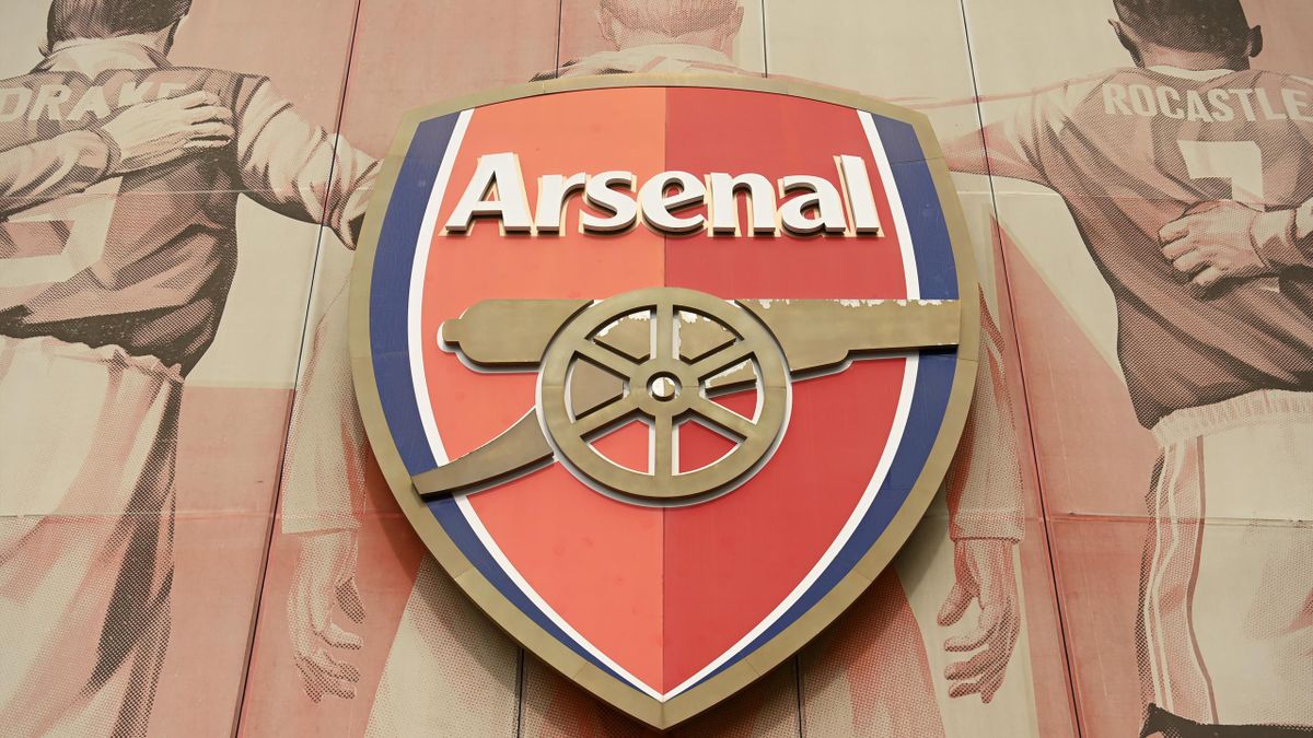 A general view of the Arsenal club crest outside the stadium prior to the Premier League match between Arsenal and Chelsea at Emirates Stadium on August 22, 2021 in London, England. (Photo by Michael Regan/Getty Images)