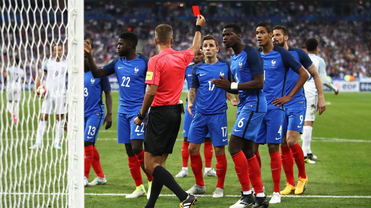 L'arbitre de France - Angleterre brandit un carton rouge à l'encontre de Raphaël Varane après arbitrage vidéo