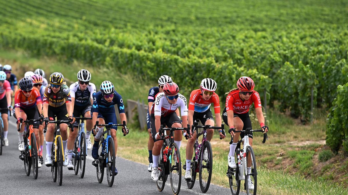 Het Tour de France Femmes peloton tussen de wijnvelden