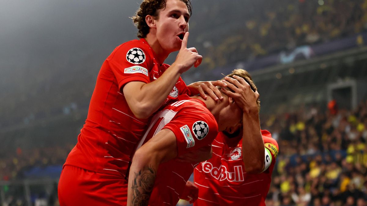 Jucătorii lui RB Salzburg, sărbătorind un gol marcat contra lui Brondby în play-off-ul Champions League