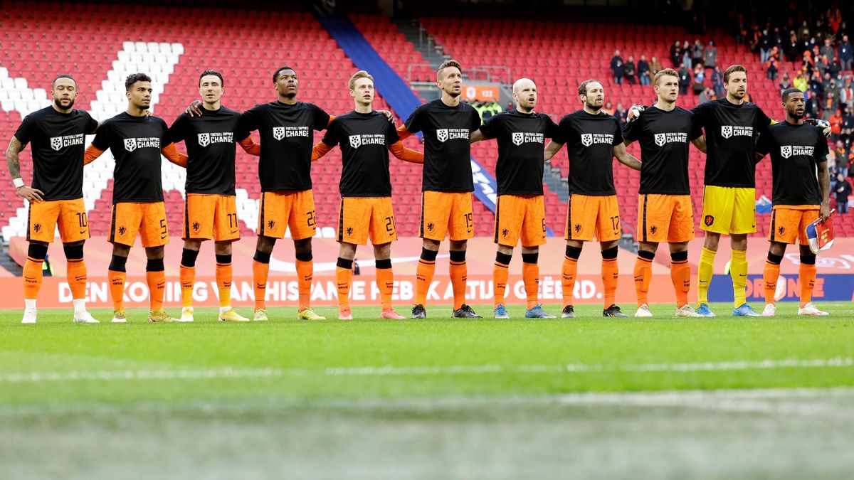 Line up of Holland wearing special shirt to ask attention for the human rights in Qatar during the World Cup Qualifier match between Holland v Latvia at the Johan Cruijff Arena on March 27, 2021 in Amsterdam Netherlands