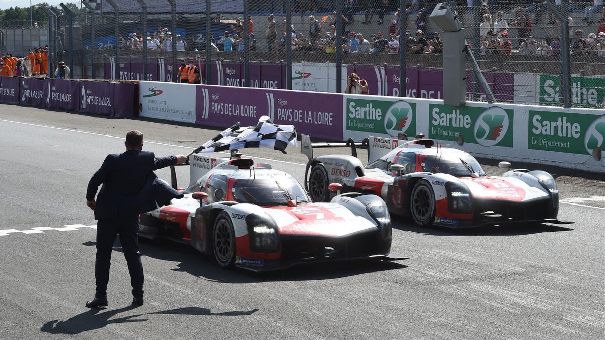 Doppelsieg in Le Mans: Der Toyota #7 (l.) vor dem Toyota #8 bei der Zieleinfahrt