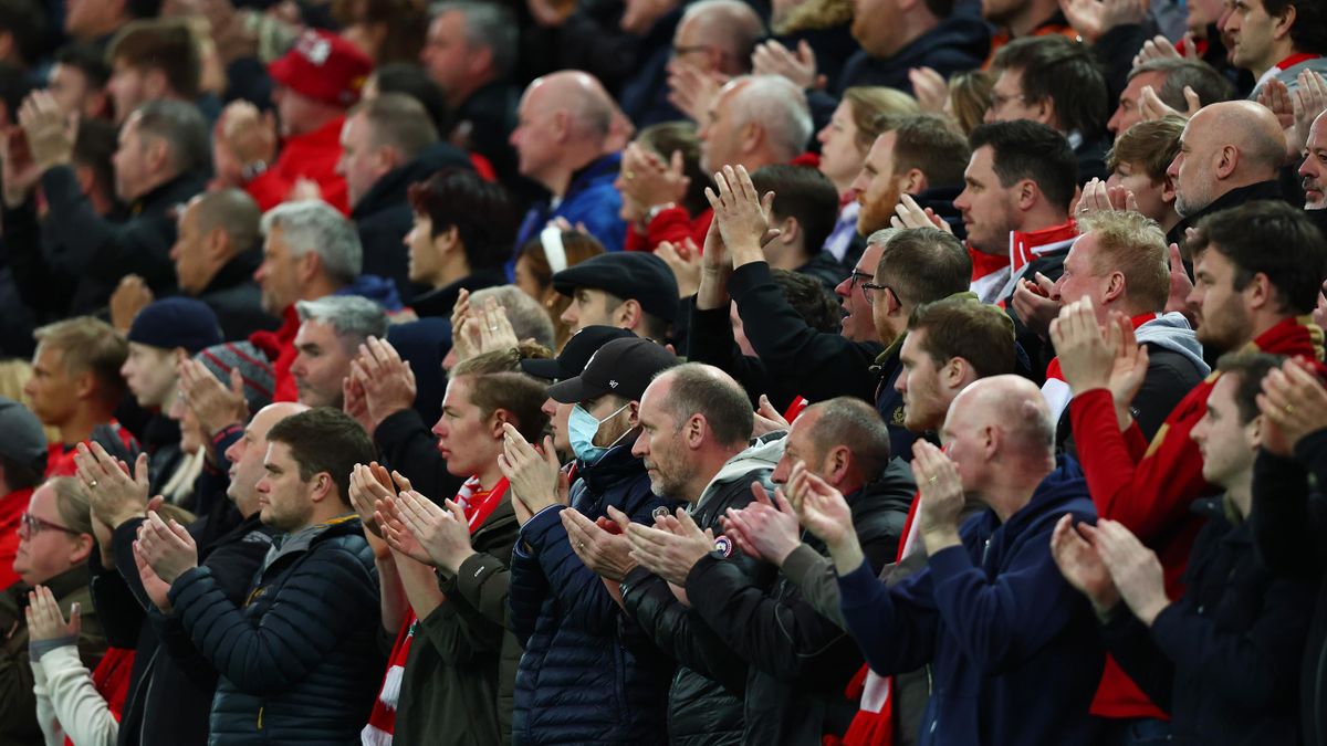Liverpool fans lead applause for Cristiano Ronaldo and sing 'You'll Never  Walk Alone' in tribute during Man Utd match - Eurosport