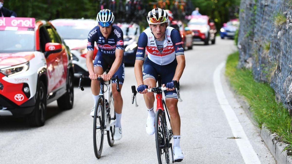 Giulio Ciccone e Louis Vervaeke cercando di rientrare in gruppo dopo una caduta nella tappa di Sega di Ala - Giro d'Italia 2021