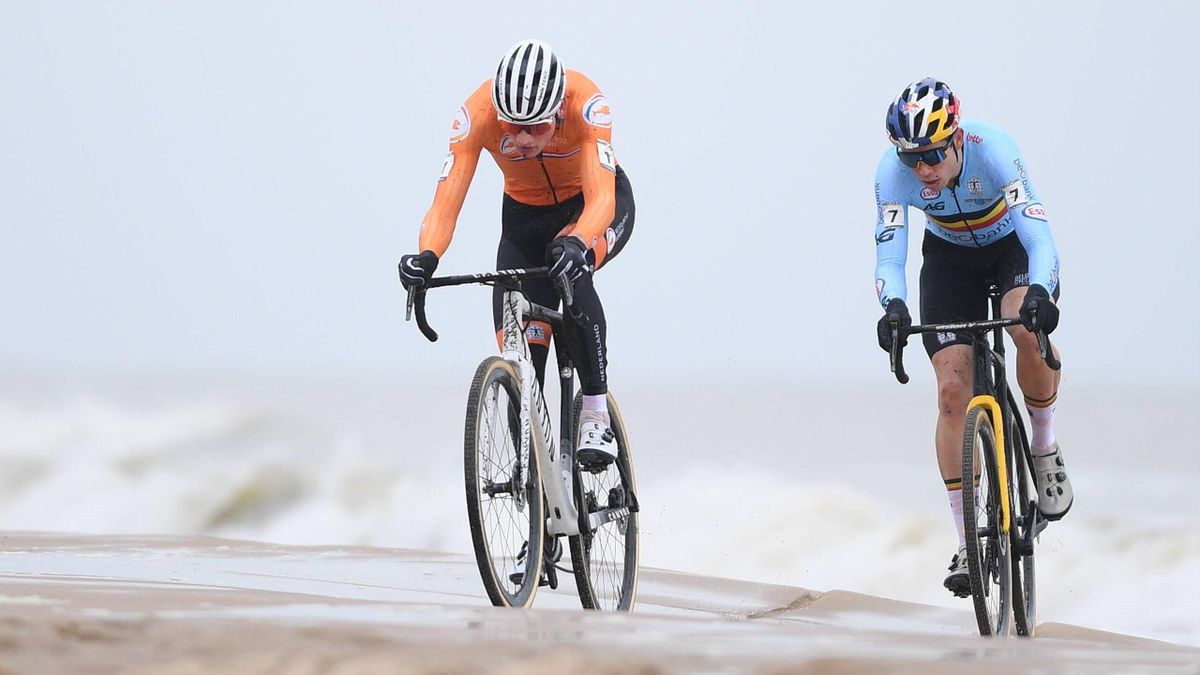 Van der Poel vs van Aert - Cyclocross World Championship Ostende 2021 - Imago pub only in ITAxGERxSUIxAUT