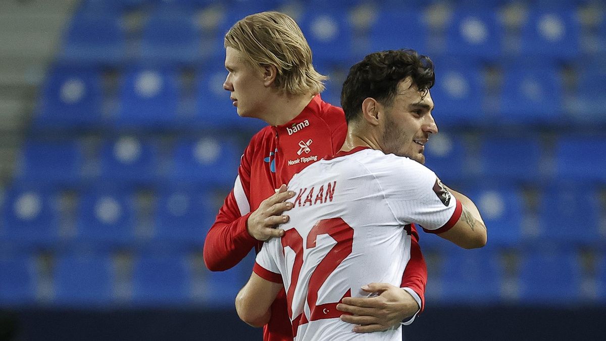 Erling Braut Haaland og Kaan Ayhan gir hverandre en klem etter Norges 0-3-tap mot Tyrkia.