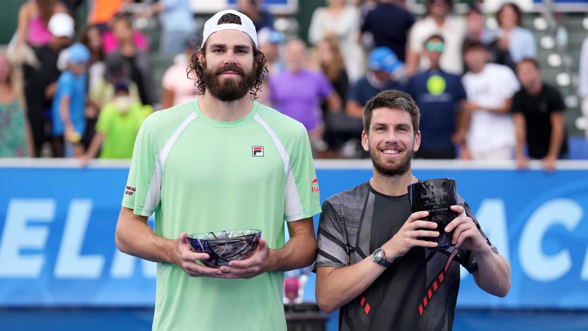 Reilly Opelka (L) and Cameron Norrie pose with their ATP 250 Delray Beach trophies.