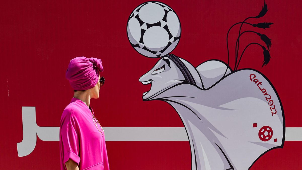 De WK-mascotte La'eeb is veelvuldig terug te vinden in het straatbeeld van Qatar.