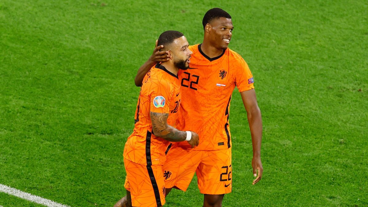 Depay and Dumfries celebrate