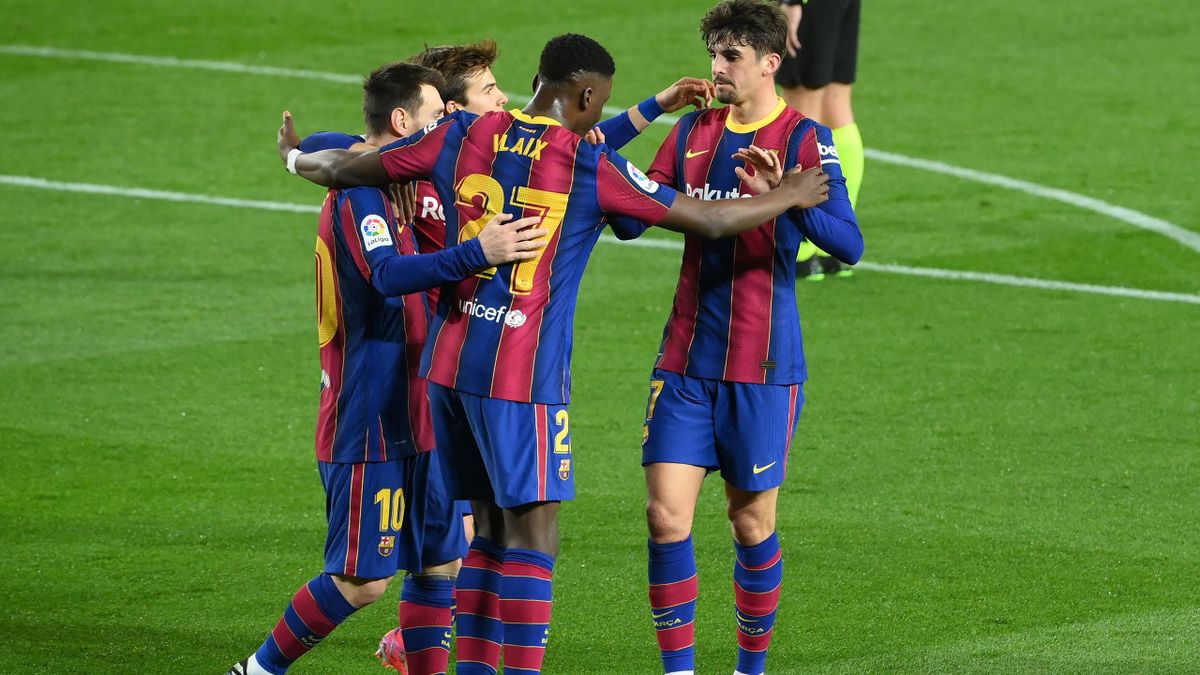 FC Barcelona players celebrating Trincao's goal against Alavés