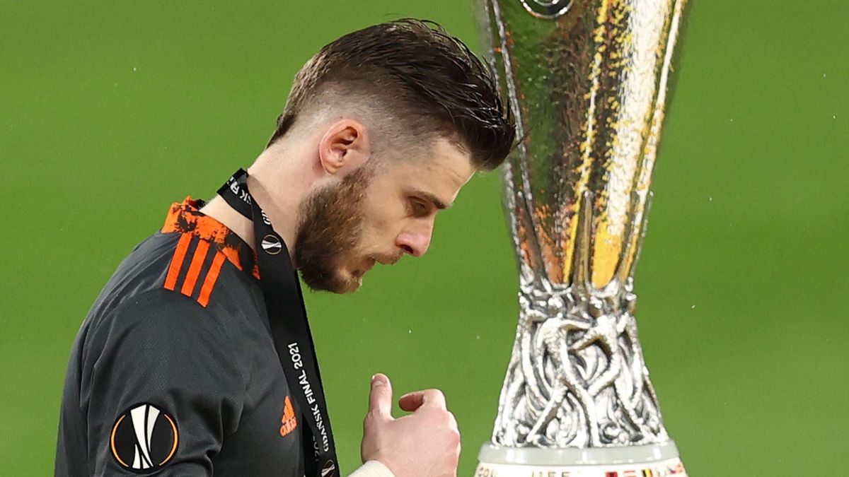 David de Gea walks past the Europa League trophy after missing the crucial penalty for Man Utd against Villarreal