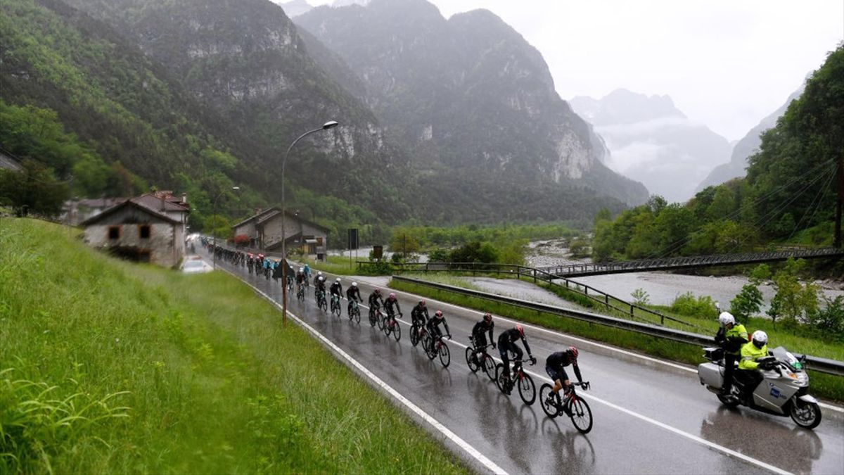 Das Fahrerfeld auf der 16. Etappe des Giro d'Italia