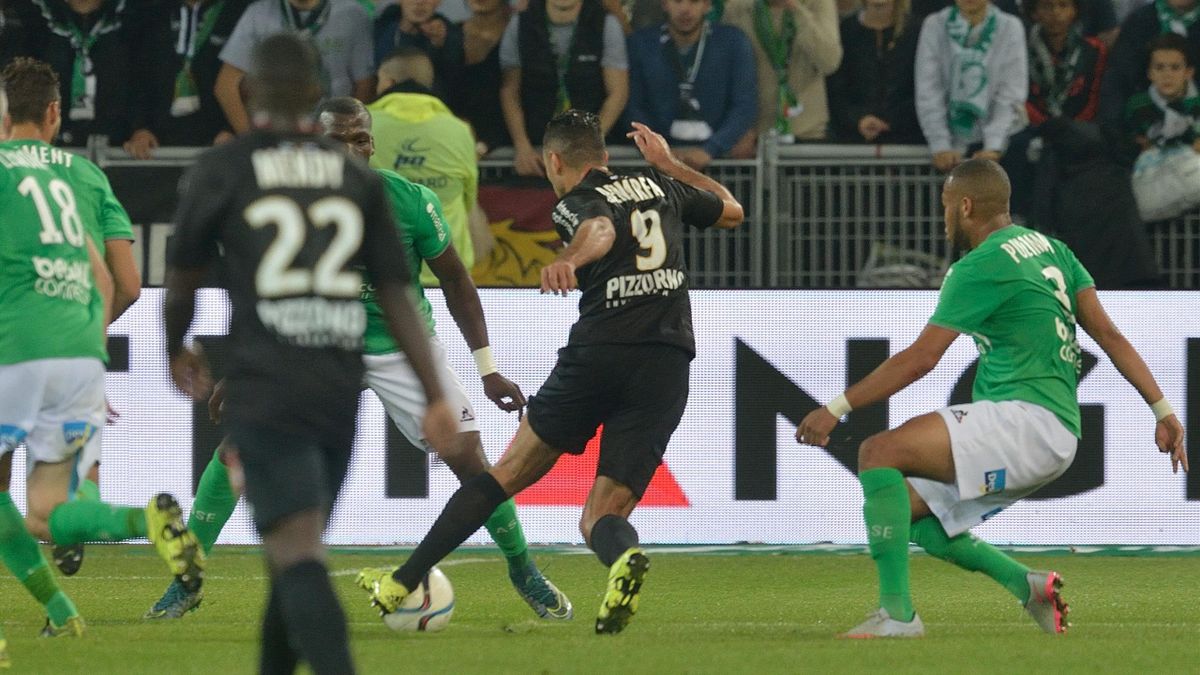 Hatem Ben Arfa passe la défense stéphanoise en revue pour inscrire le troisième but de Nice à Geoffroy-Guichard.