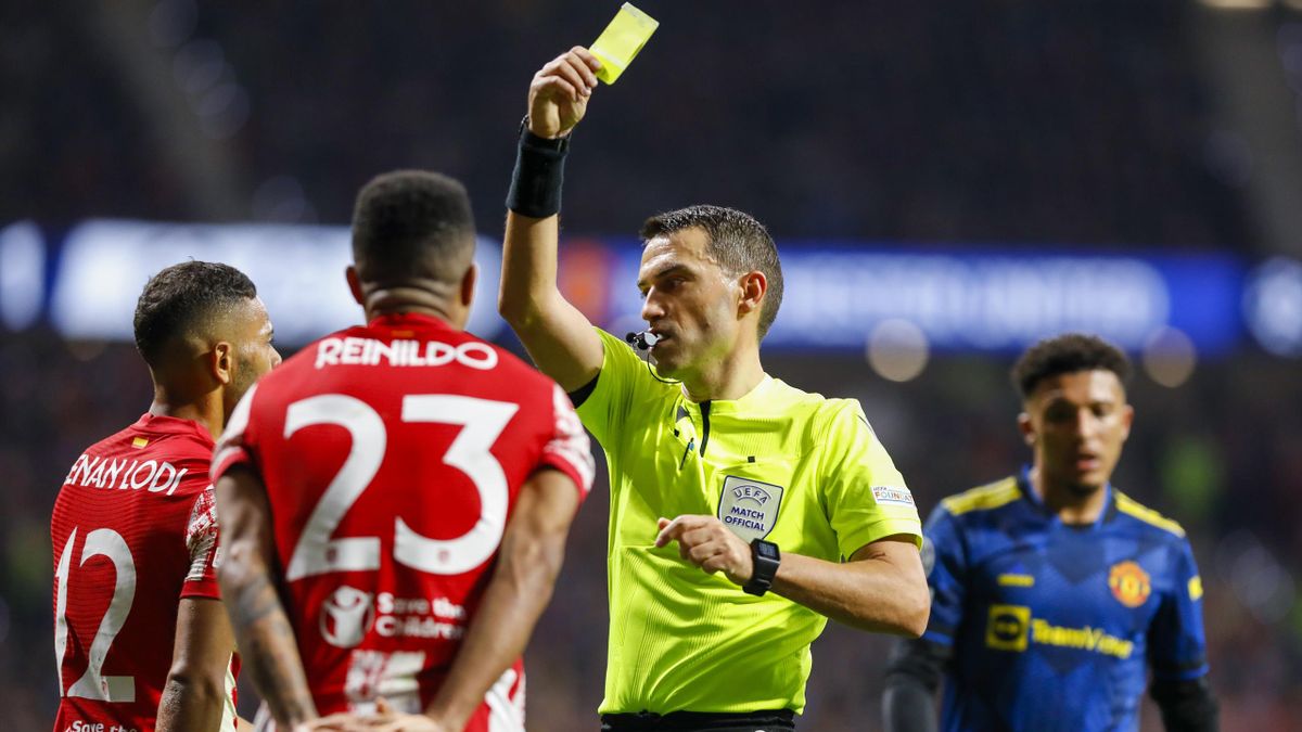Hategan muestra una tarjeta amarilla en el Atlético-United