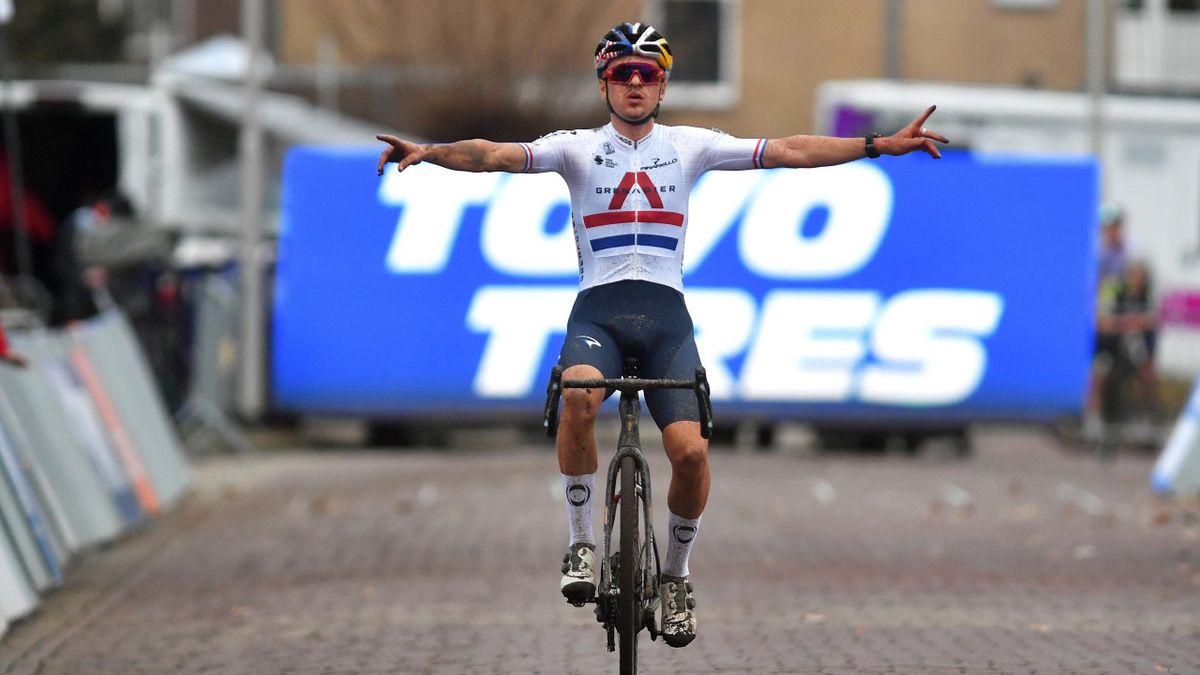 Thomas Pidcock bejubelt seinen Sieg beim Cyclocross-Weltcup in Hulst