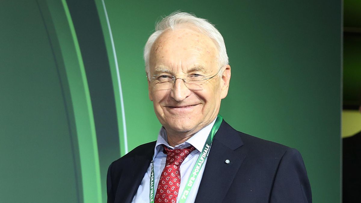 Fc Bayern Aufsichtsrat Edmund Stoiber Verteidigt Kommerzialsierung Im Fussball Eurosport