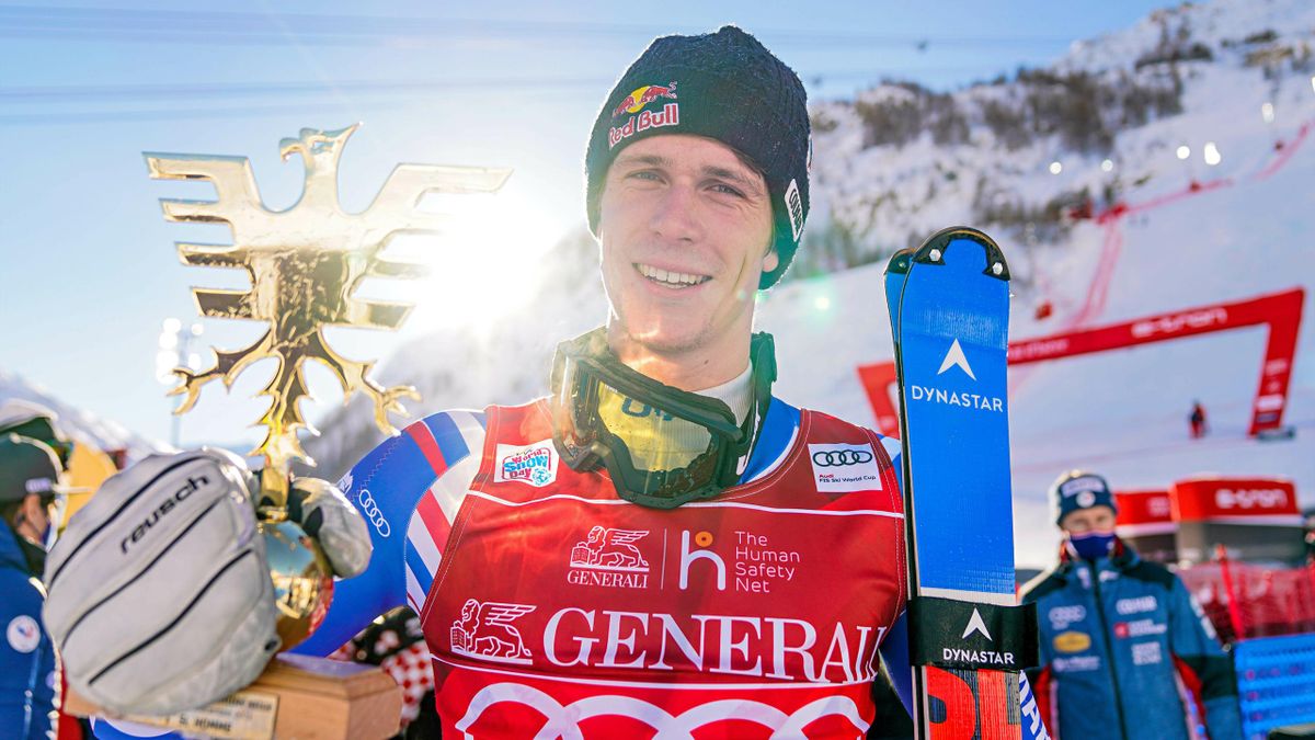 Clément Noël tout sourire après sa victoire éclatante à Val d'Isère en ouverture de la saison 2021-2022.