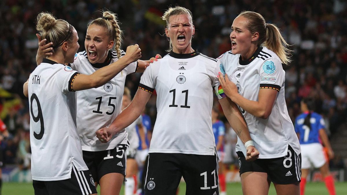Александра Попп празднует второй гол своей команды во время полуфинального футбольного матча женского чемпионата Европы по футболу 2022 между Германией и Францией.