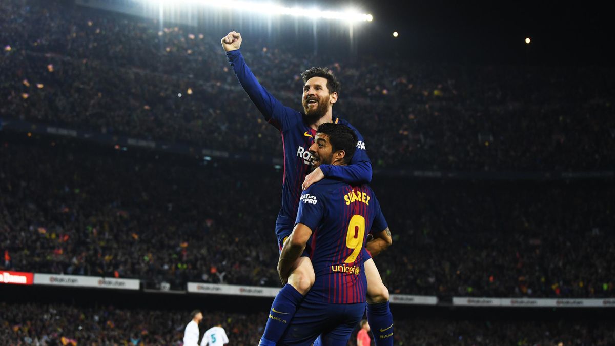 Lionel Messi porté en triomphe par Luis Suarez face au Real Madrid