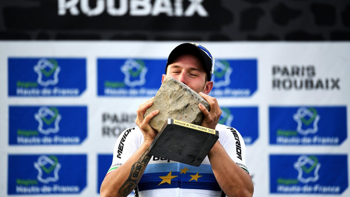 Sonny Colbrelli feirer etter å vunnet Paris-Roubaix i 2021.