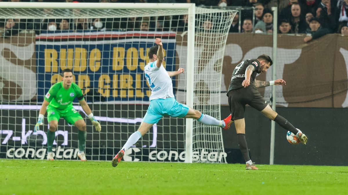 Guido Burgstaller (r.) erzielte für den FC St. Pauli in Topspiel gegen den FC Schalke 04 beide Tore